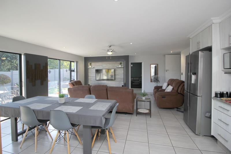 5 Bedroom Property for Sale in Reebok Western Cape